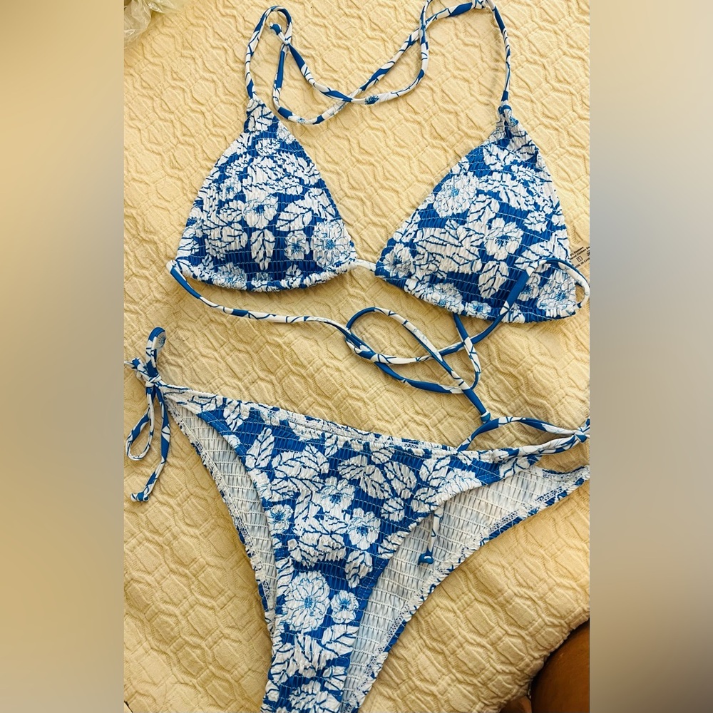 NWOT Blue Floral scrunch bikini